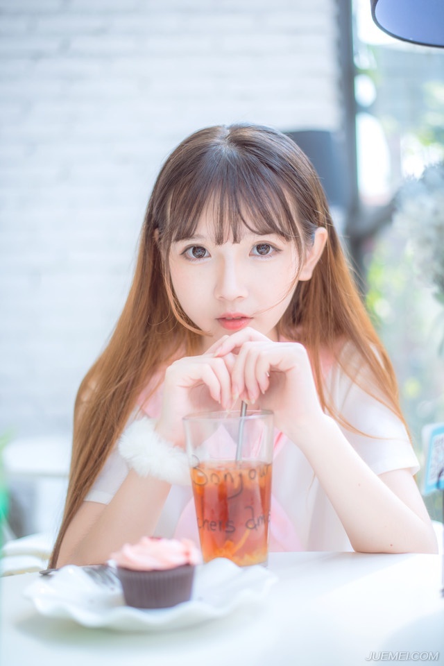 真实友谊的构成，并非因为两边有意的撮合，带些偶尔，带些不知不觉。——钱钟书